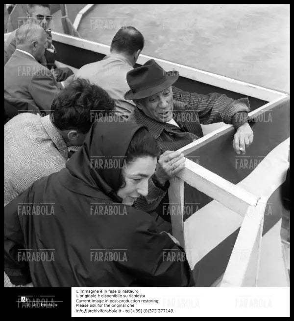 Pablo Picasso con la moglie Jacqueline Roque, Frejus, 1963 - Farabola Immagine digitale