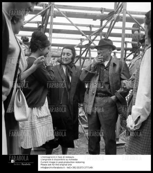 Pablo Picasso con la moglie Jacqueline Roque, Frejus, 1963 - Farabola Immagine digitale