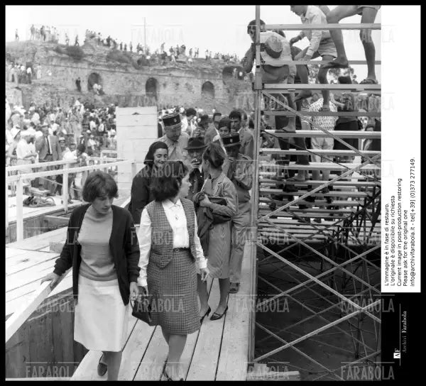 Pablo Picasso con la moglie Jacqueline Roque, Frejus, 1963 - Farabola Immagine digitale