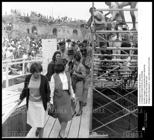 Pablo Picasso con la moglie Jacqueline Roque, Frejus, 1963 - Farabola Immagine digitale