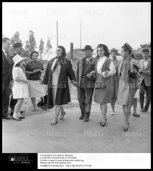 Pablo Picasso con la moglie Jacqueline Roque, Frejus, 1963 - Farabola Immagine digitale