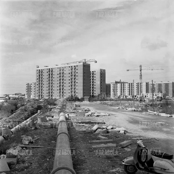 Palazzi in costruzione al Grotosoglio, Milano, 1965 - Farabola Immagine digitale