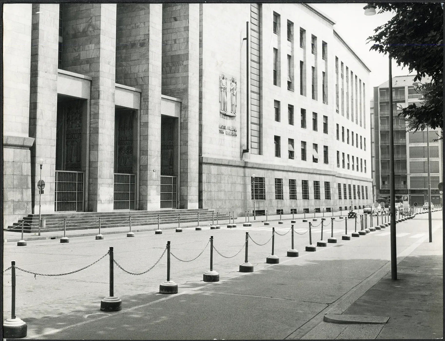 Palazzo di Giustizia Milano anni 80 Ft 36102 - Stampa 21x27 cm - Farabola Stampa ai sali d'argento