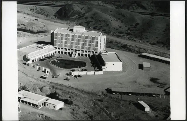 Palazzo Ministeriale in Oman anni 70 Ft 4407 - Stampa 18x13 cm - Farabola Stampa ai sali d'argento