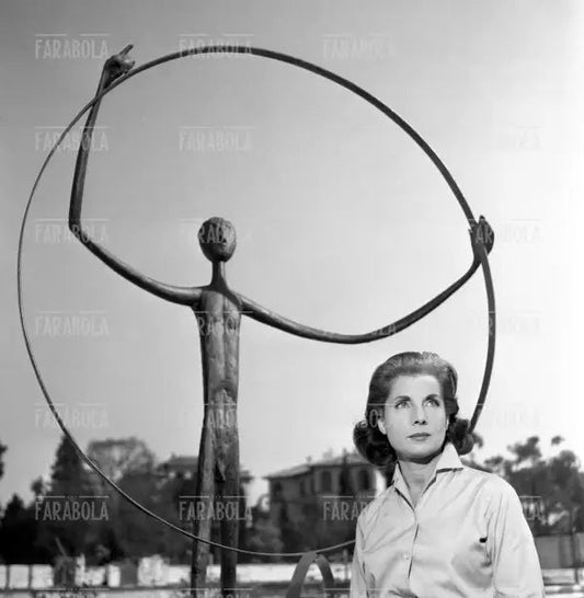 Palma Bucarelli all'esterno della Galleria Nazionale di Arte Moderna, Roma, 1959 - Farabola Immagine digitale