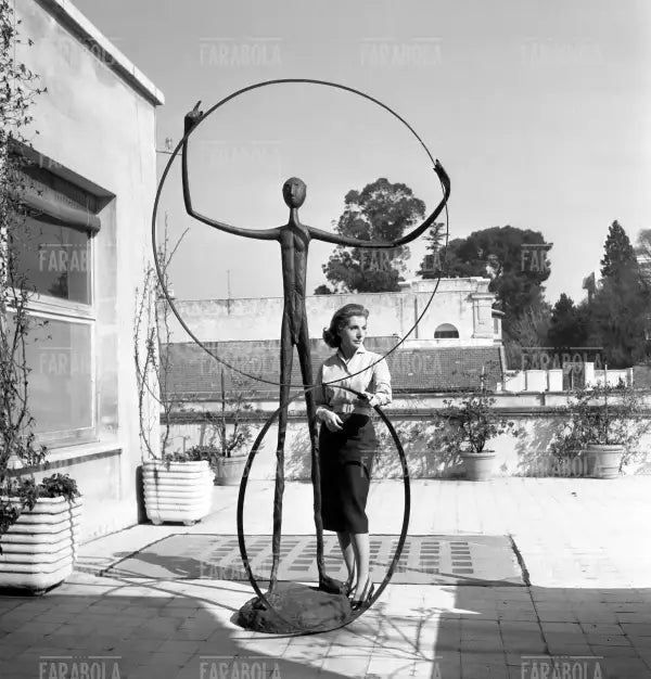 Palma Bucarelli all'esterno della Galleria Nazionale di Arte Moderna, Roma, 1959 - Farabola Immagine digitale