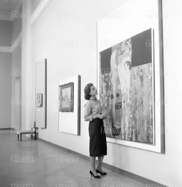 Palma Bucarelli in una sala della Galleria Nazionale di Arte Moderna, Roma, 1959 - Farabola Immagine digitale
