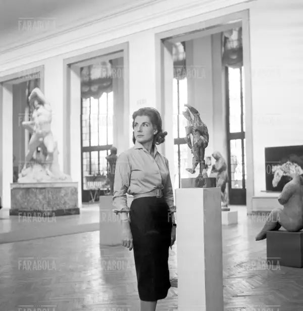 Palma Bucarelli in una sala della Galleria Nazionale di Arte Moderna, Roma, 1959 - Farabola Immagine digitale