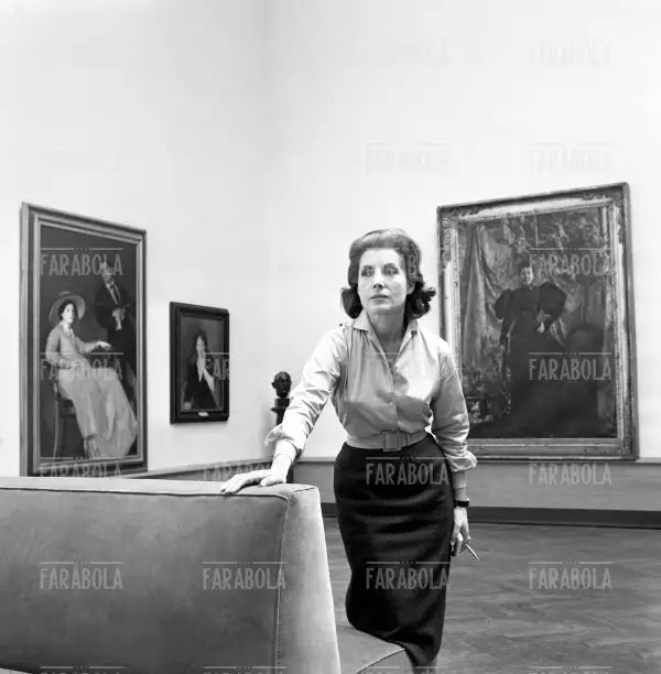 Palma Bucarelli in una sala della Galleria Nazionale di Arte Moderna, Roma, 1959 - Farabola Immagine digitale
