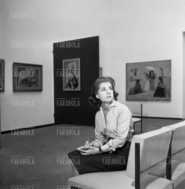 Palma Bucarelli in una sala della Galleria Nazionale di Arte Moderna, Roma, 1959 - Farabola Immagine digitale