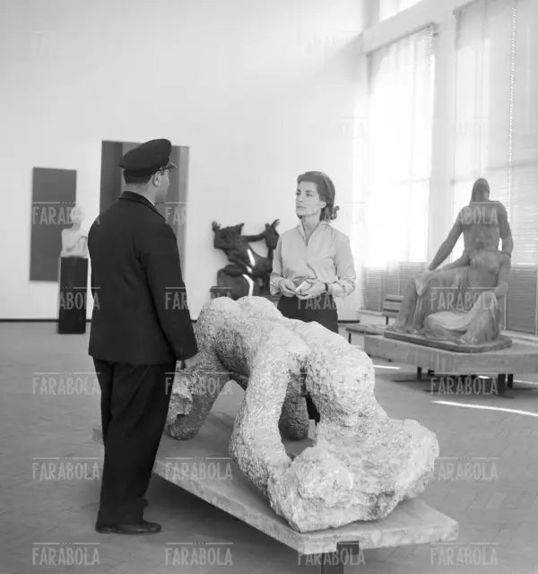 Palma Bucarelli in una sala della Galleria Nazionale di Arte Moderna, Roma, 1959 - Farabola Immagine digitale