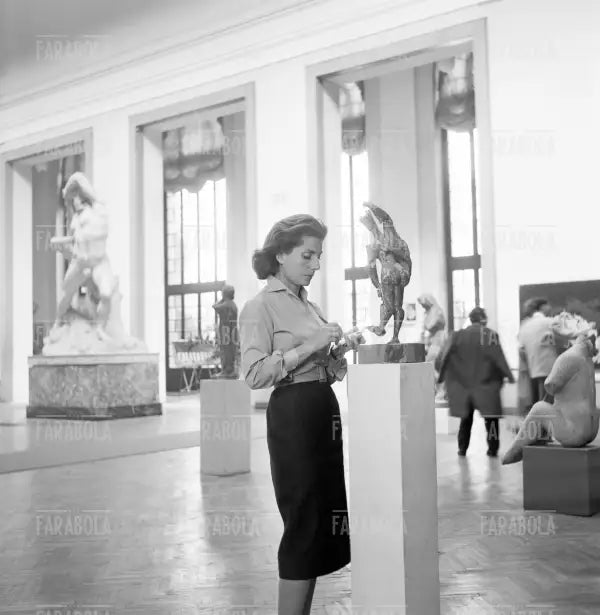 Palma Bucarelli in una sala della Galleria Nazionale di Arte Moderna, Roma, 1959 - Farabola Immagine digitale