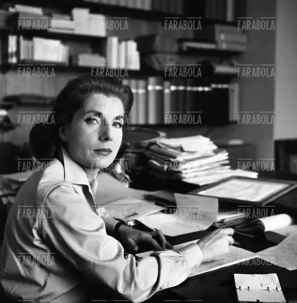 Palma Bucarelli nel suo ufficio, Roma, 1959 - Farabola Immagine digitale