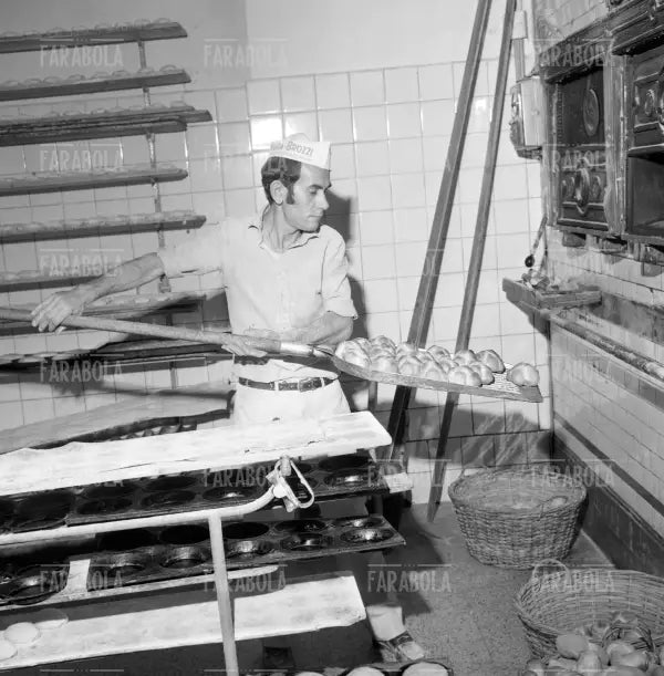 Panettiere al lavoro, Milano, 1974 - Farabola Immagine digitale