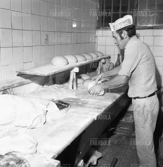 Panettiere al lavoro, Milano, 1974 - Farabola Immagine digitale