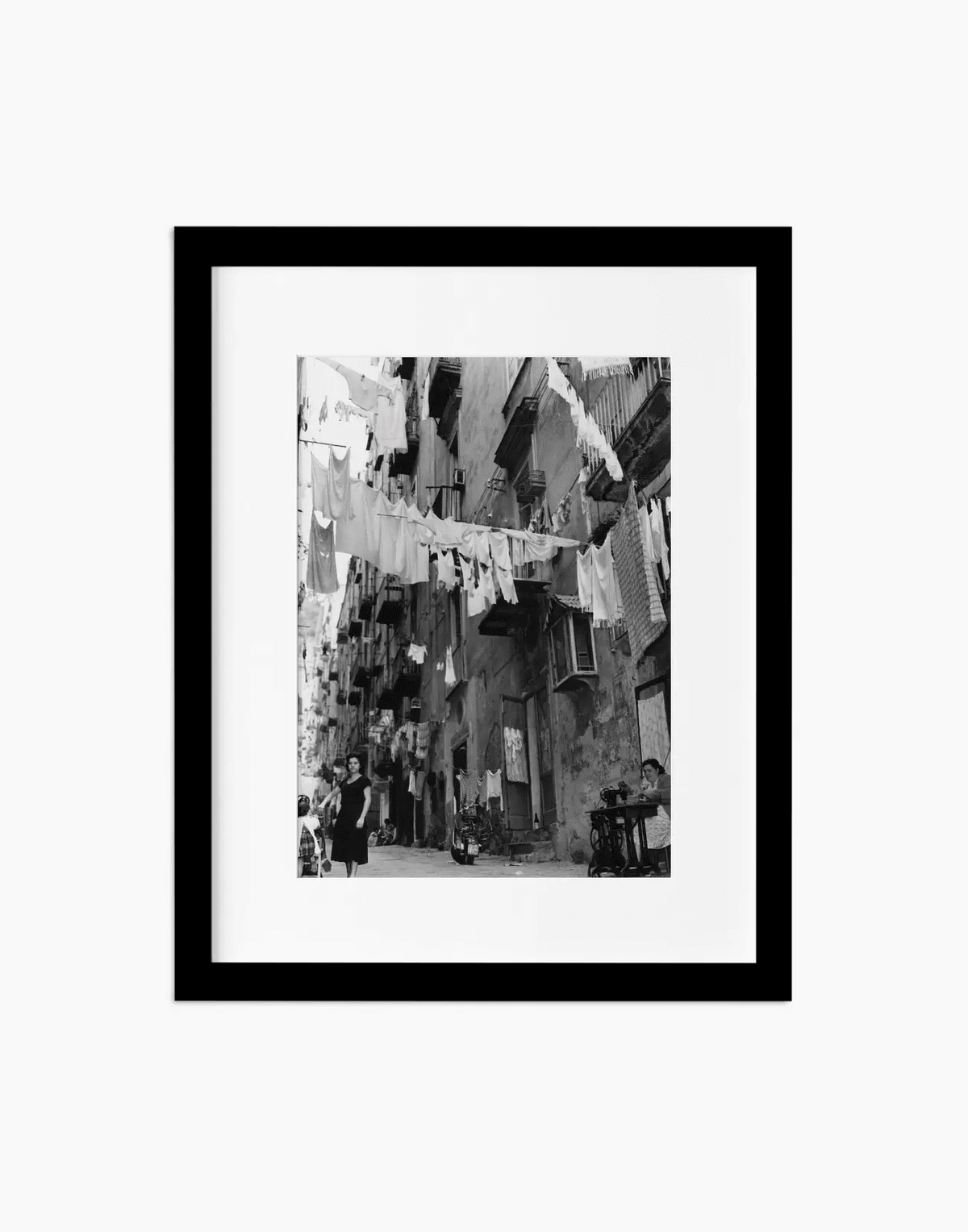 Panni stesi ad asciugare, Napoli 1956 — stampa fine art con cornice nera