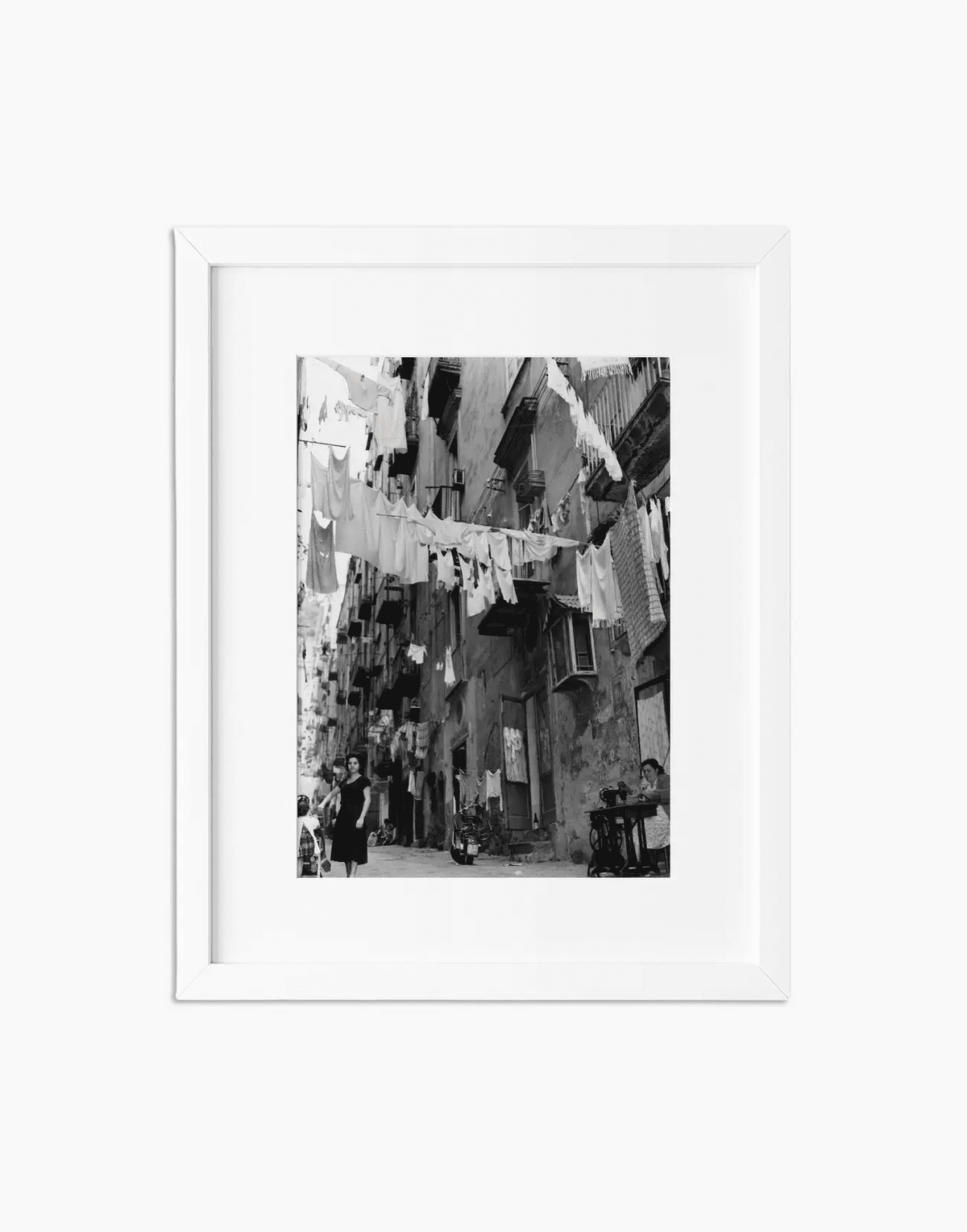 Panni stesi ad asciugare, Napoli 1956 — stampa fine art con cornice bianca