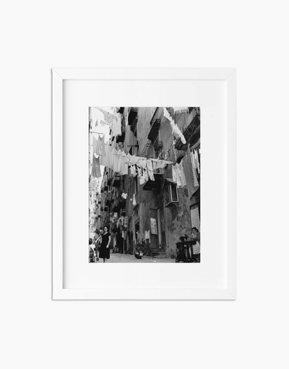 Panni stesi ad asciugare, Napoli 1956 — stampa fine art con cornice bianca