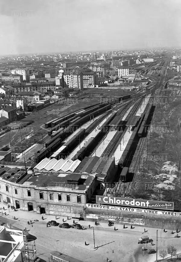 Panoramica della Stazione Ferrovie Varesine a Porta Nuova, Milano, 1950 - Farabola Immagine digitale