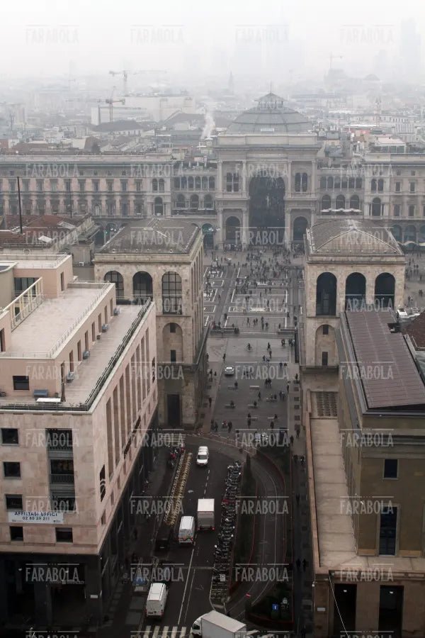 Panoramica di Piazza del Duomo, Milano, 2017 - Farabola Immagine digitale