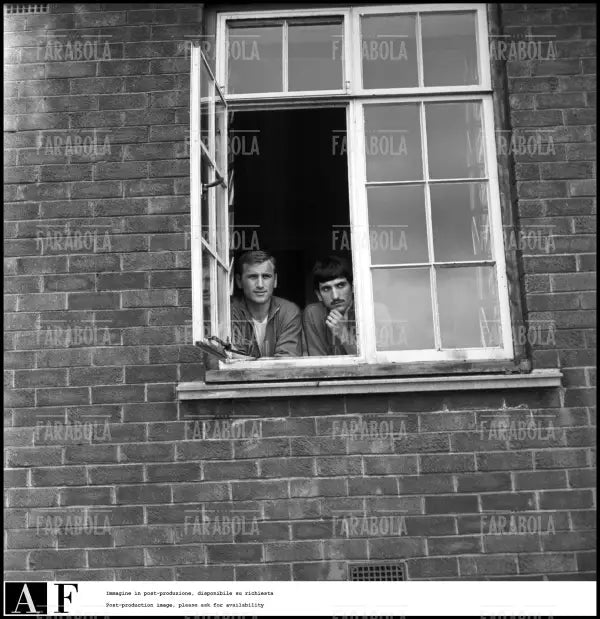 Paolo Barion e Gigi Meroni al ritiro della nazionale a Durham, Mondiali di calcio in Inghilterra, 1966 - Farabola Immagine digitale