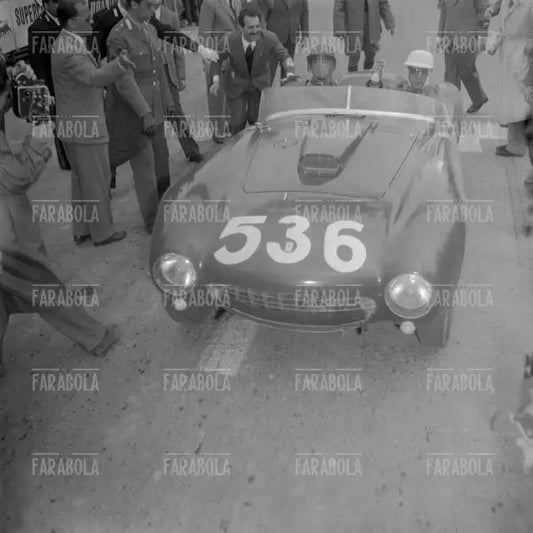 Paolo Marzotto e Marino Marini su Ferrari 375 Plus, Mille Miglia, 1954 - Farabola Immagine digitale