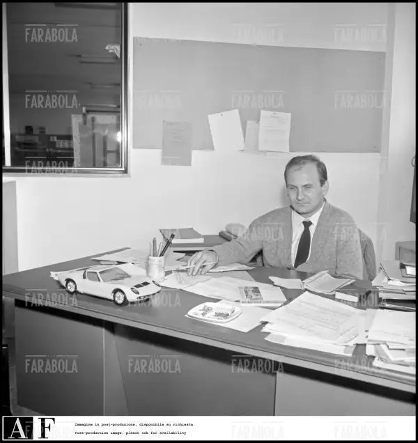 Paolo Stanzani con un modellino di Lamborghini Miura, auto da lui progettata, 1968 - Farabola Immagine digitale