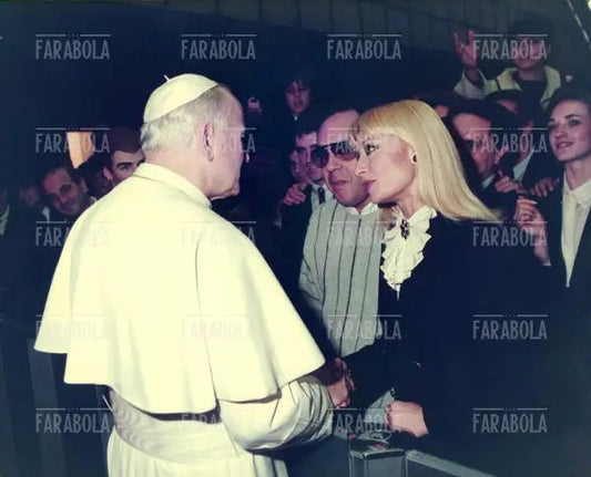 Papa Giovanni Paolo II incontra Raffaella Carrà e Gianni Boncompagni, 1984 - Farabola Immagine digitale