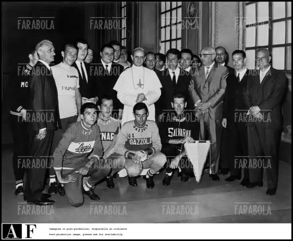 Papa Paolo VI riceve i ciclisti che hanno corso il Giro d'Italia, 1964 - Farabola Immagine digitale