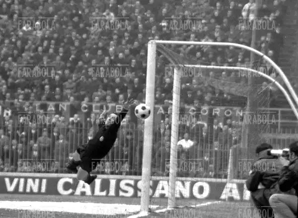 Parata di Cudicini, Milan vs Napoli, 1968 - Farabola Immagine digitale