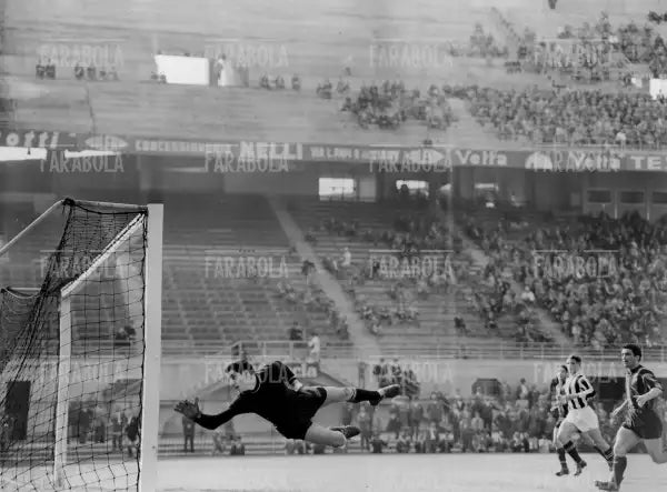 Parata di Cudicini, Milan vs Udinese, 1957 - Farabola Immagine digitale