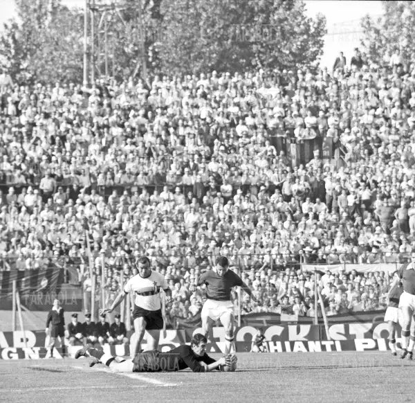 Parata di Dino Zoff su tiro di Mario Corso, Mantova vs Inter, 1967 - Farabola Immagine digitale