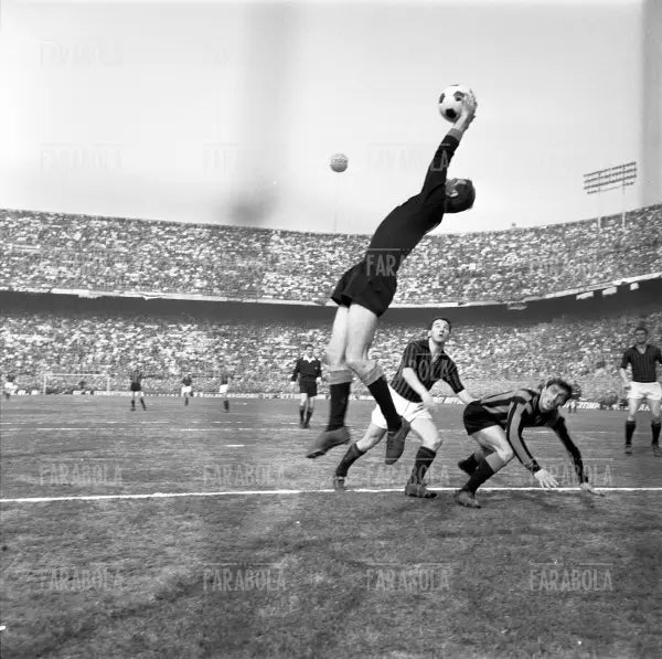 Parata di Giuliano Sarti, Milan vs Inter, 1966 - Farabola Immagine digitale