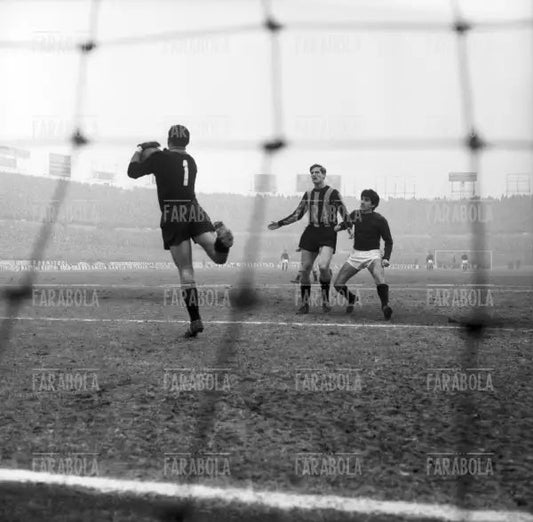 Parata di Rosario Di Vincenzo davanti a Facchetti e Meroni, Torino vs Inter, 1965 - Farabola Immagine digitale