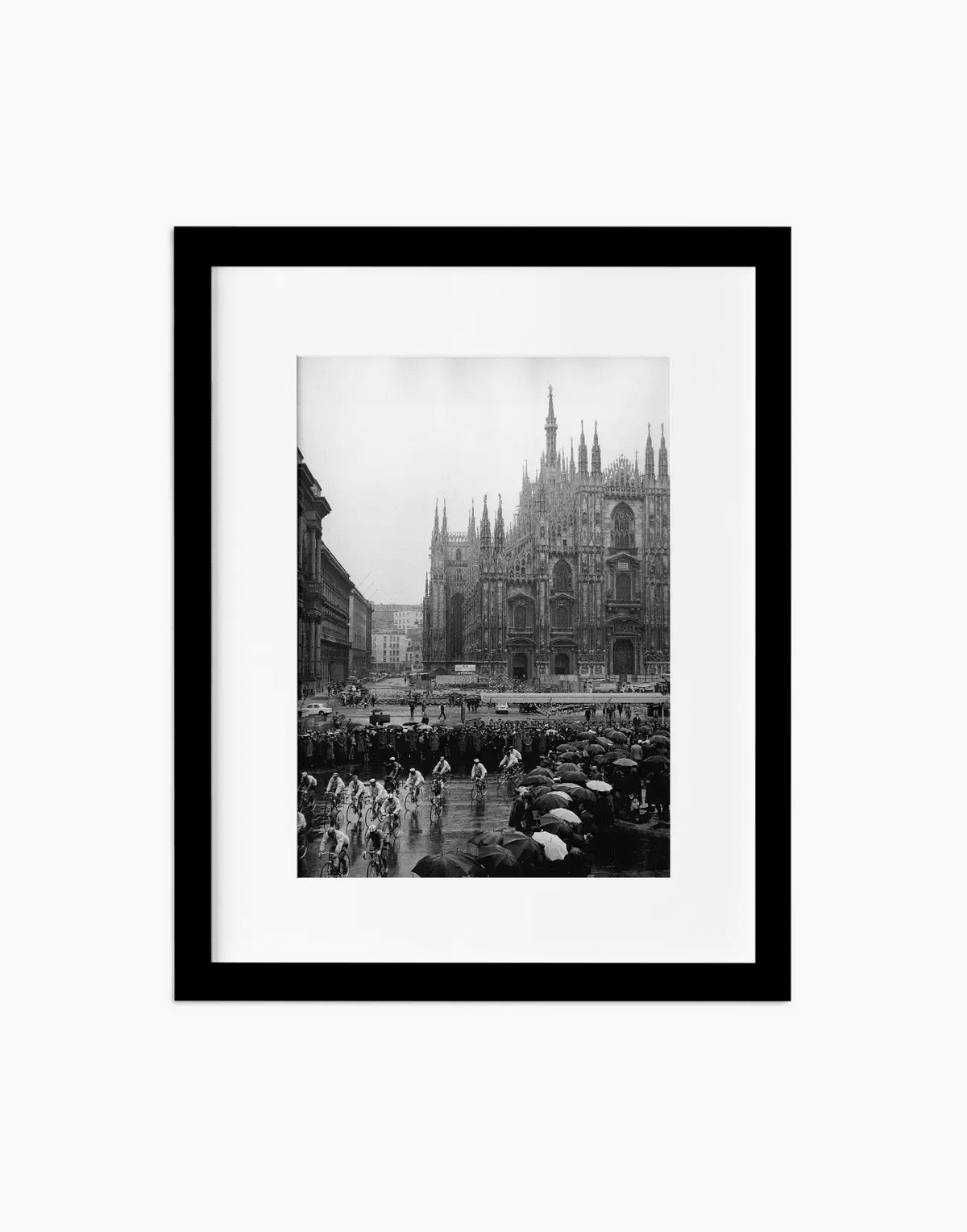 Partenza del Giro d'Italia, Milano 1962 — stampa fine art con cornice nera