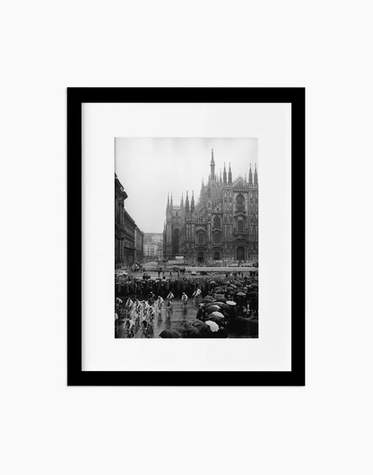 Partenza del Giro d'Italia, Milano 1962 — stampa fine art con cornice nera