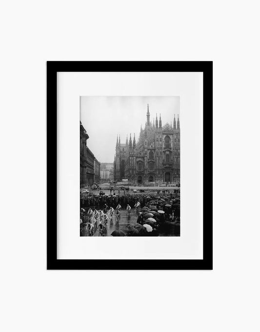Partenza del Giro d'Italia, Milano 1962 — stampa fine art con cornice nera
