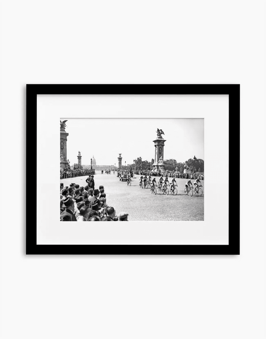 Partenza del Tour de France, Parigi 1951 — stampa fine art con cornice nera