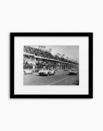 Partenza della 24 Ore di Le Mans, 1958 — stampa fine art con cornice nera
