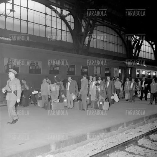 Partenza di emigranti per il Belgio, Milano, 1955 - Farabola Immagine digitale