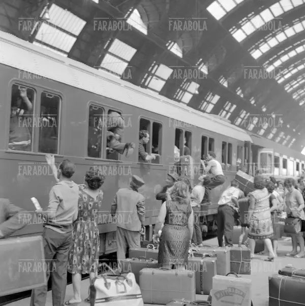 Partenza per le vacanze estive, Stazione Centrale, Milano, 1964 - Farabola Immagine digitale