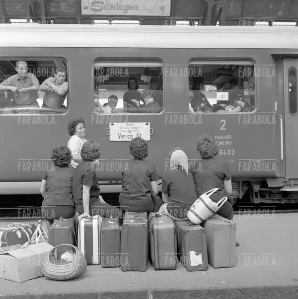 Partenza per le vacanze estive, Stazione Centrale, Milano, 1964 - Farabola Immagine digitale
