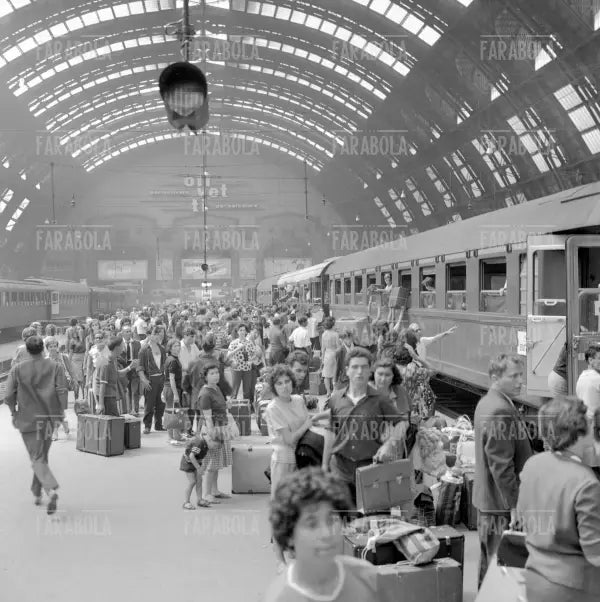 Partenza per le vacanze estive, Stazione Centrale, Milano, 1964 - Farabola Immagine digitale