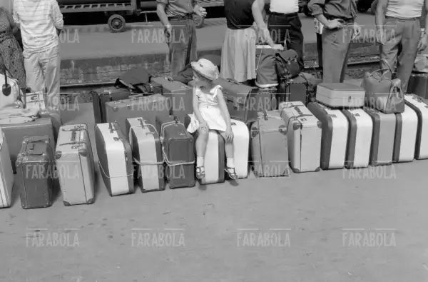 Partenza per le vacanze, Stazione Centrale, Milano, 1965 - Farabola Immagine digitale