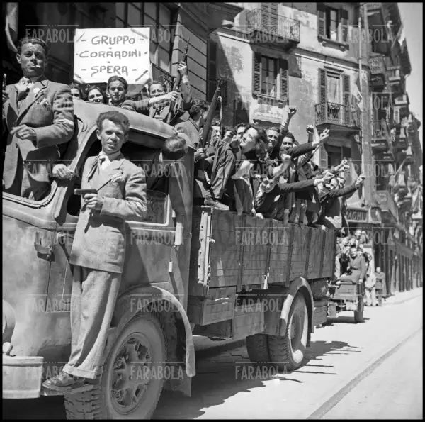 Partigiani a bordo di un autocarro, Milano, 1945 - Farabola Immagine digitale