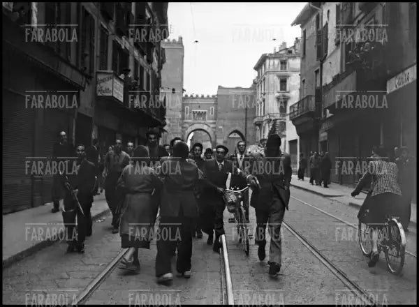 Partigiani a Milano, 1945 - Farabola Immagine digitale