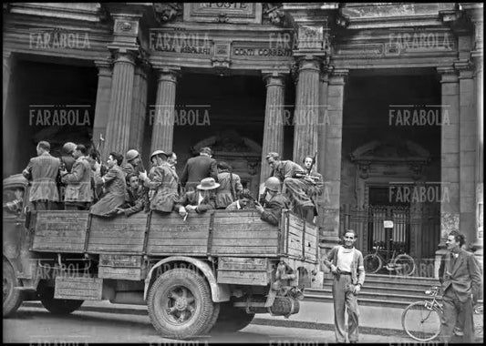 Partigiani a Milano, 1945 - Farabola Immagine digitale