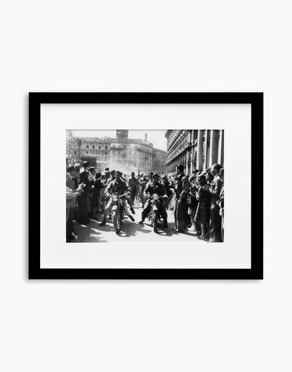 Partigiani a Milano, 1945 — stampa fine art con cornice nera