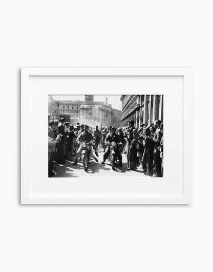Partigiani a Milano, 1945 — stampa fine art con cornice bianca
