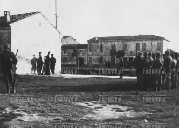 Partigiani in attesa di fucilazione, 1945 - Farabola Immagine digitale